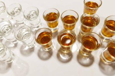 Shot bardakları bir tezgahın üzerine dizilmişti kutlama için hazırdı.