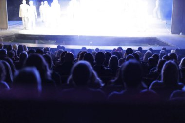 Seyirciler dramatik ışıklandırmayla tiyatro performansını seviyor