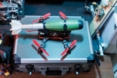 Üzerine bomba iliştirilmiş fpv askeri dronu