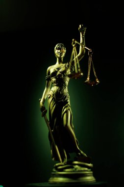 Yeşil ışık geçmişi olan Bayan Adalet.