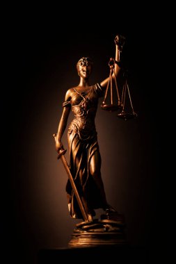 Altın arkaplanlı Adalet Kadını