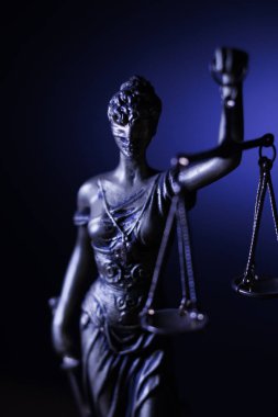 Mavi ışık arka planlı Bayan Adalet.