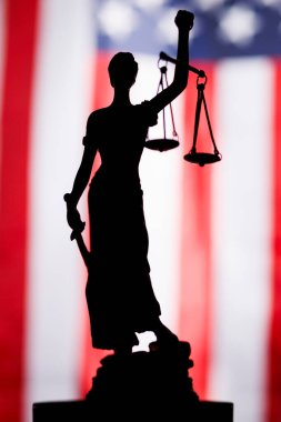 Kadın adalet silueti Amerikan bayrağının önünde