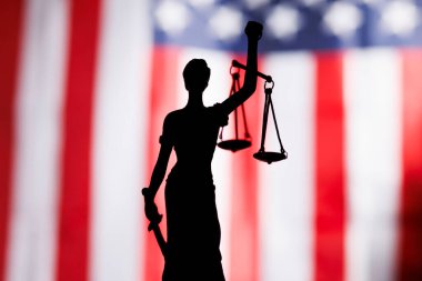 Kadın adalet silueti Amerikan bayrağının önünde