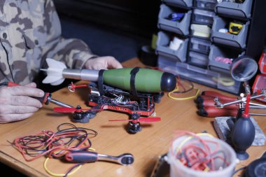 FPV askeri insansız hava aracı monte eden asker.