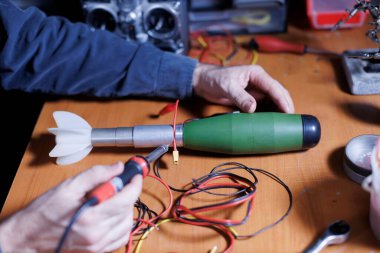 Adam bomba kopyalarını birleştiriyor