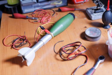 Askeri roketten el yapımı patlayıcı hazırlanıyor.