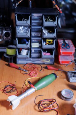 Askeri roketten el yapımı patlayıcı hazırlanıyor.