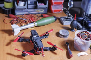 İçinde bomba olan FPV askeri İHA 'nın yapımı