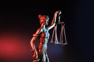 Adalet Anıtı, adalet ve eşitliği simgeleyen dramatik bir kırmızı ışıklandırma arkaplanı
