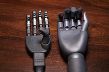 Masada iki farklı robot el var.