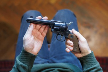 Silahlı bir asker intihar etmeyi düşünüyor.