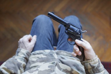 Depresyondaki asker intiharı düşünüyor.