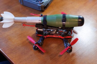 FPV askeri İHA 'sı bomba yüklü ahşap masada.