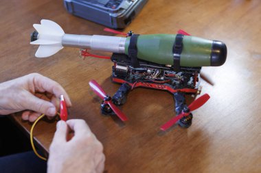 Teröristler bomba yüklü FPV askeri insansız hava aracı kuruyor