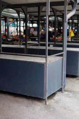 Kalabalık bir kentsel alanda boş pazar tezgahları