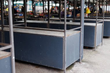 Kalabalık bir kentsel alanda boş pazar tezgahları