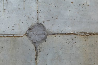 Beton yamayla kaplı yüzey kentsel yapıda farklı doku ve kusurları gösteriyor