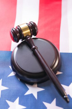 Gavel, Amerikan bayrağında dinlenen bir üste vatanseverlik ve adalet gösterisi yapıyor.
