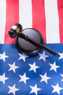 Gavel ve üs Amerikan bayrağında dinleniyor