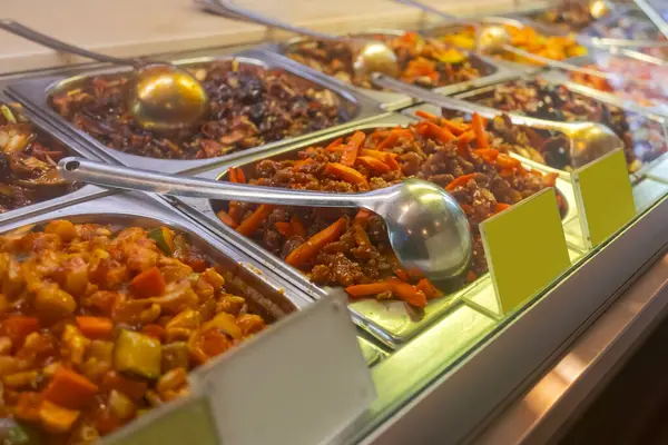 Restoran ortamında çeşitli Çin yemekleri sergileniyor.