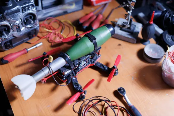 FPV askeri İHA 'sı yerleştirilmiş bombayla birlikte masada.