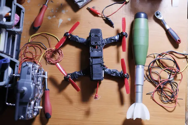 FPV askeri İHA 'sı bomba kopyası ile masada.