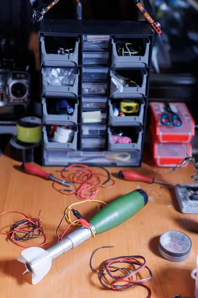 Askeri roketten el yapımı patlayıcı hazırlanıyor.