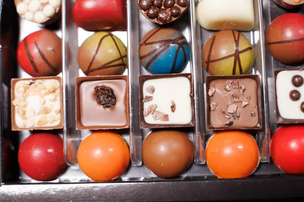 Düzenlenmiş gurme çikolatalarının yakın plan çekimi