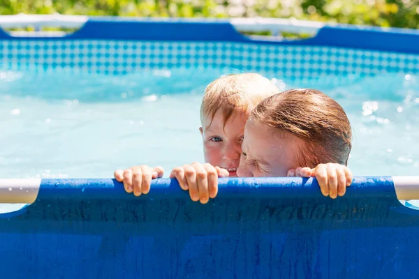 Gelukkige Kinderen Hebben Plezier Met Spelen Een Zwembad Genieten Van — Stockfoto