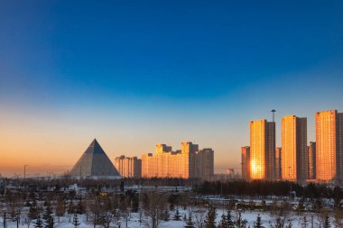 Astana, Kazakistan - 2 Şubat 2023: Norman Foster 'ın ikonik Barış ve Uzlaşma Sarayı ile günbatımı şehri