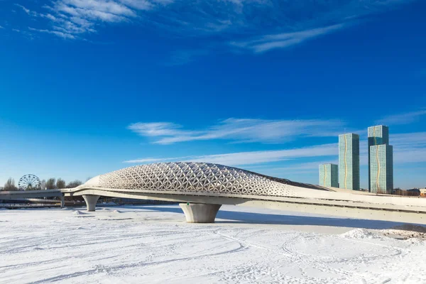 Puente Peatonal Contemporáneo Atyrau Sobre Río Ishim Invierno Astana Kazajstán —  Fotos de Stock