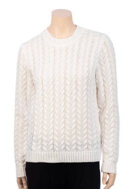 Beyaz kadının kablo örgü kazağı beyaz bir arka planda izole edilmiş kadın manken üzerine geleneksel dizayn edilmiş.