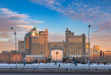 Kazakistan merkez ve Bayterek Kulesi 'nin KazMunaygaz petrol ve doğalgaz şirketinin bulunduğu Astana kış şehri