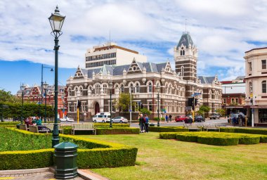 Dunedin, Yeni Zelanda - 3 Ocak 2010: Anzak Meydanı Bahçeleri boyunca görülen Kent Hukuk Mahkemeleri binası