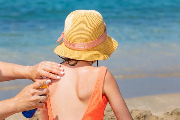 Mother Spraying Sunscreen Her Daughter Back While She Playing Beach — Stock Photo, Image