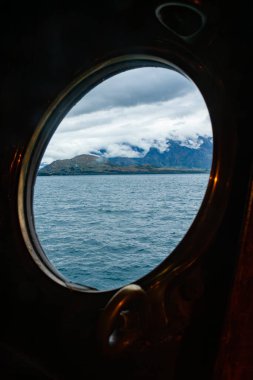 Yeni Zelanda 'nın Güney Adası' ndaki Wakatipu Gölü 'nde turistik buharlı geminin pirinç lombozu manzarası