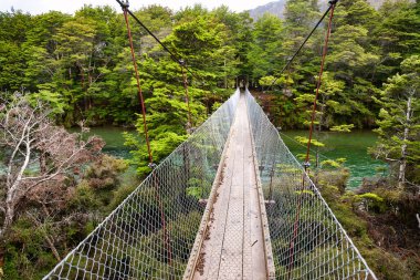 Mararoa Nehri üzerindeki asma yürüme köprüsü, Mavora Gölleri Yeni Zelanda 'nın Güney Adası, Southland' da korunan bölge.