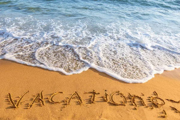 Fala Wypływająca Piaszczystą Plażę Ręcznie Napisanym Napisem Vacation — Zdjęcie stockowe