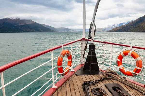 ニュージーランド南島のワカティプ湖で巡航する観光蒸気船の強化ビュー ストック画像