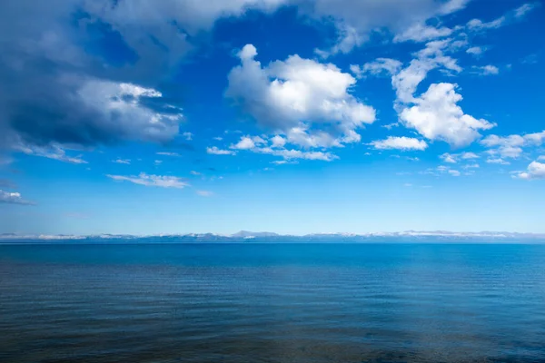 Λίμνη Khovsgol Μεγαλύτερη Λίμνη Γλυκού Νερού Στην Mobgolia Μια Φωτεινή Φωτογραφία Αρχείου