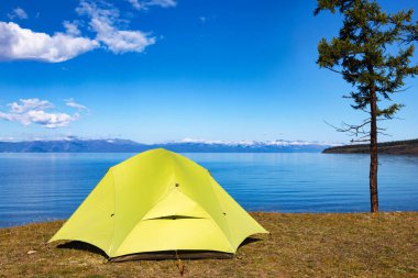 Kuzey Moğolistan 'daki Khovsgol Gölü kıyısındaki kamp alanında kamp çadırına.