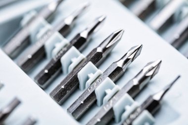 Bir dosyada çeşitli tornavida parçaları