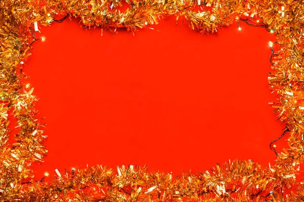 Χριστουγεννιάτικο Πλαίσιο Από Tinsel Και Χριστούγεννα Ηλεκτρικά Φώτα Κόκκινο Φόντο Εικόνα Αρχείου