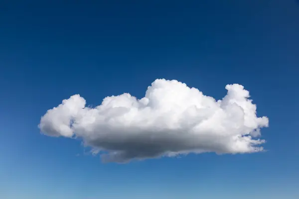 コピースペースを備えた単一の累積雲の自然な背景を持つ青い夏の空 — ストック写真