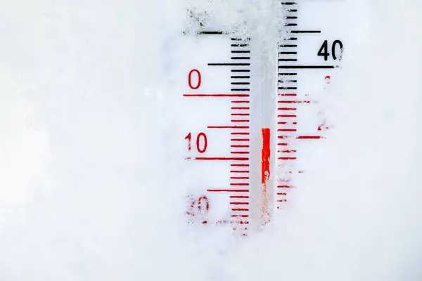 Termómetro Con Escamas Celsius Fahrenheit Colocadas Nieve Fresca Que Indica Fotos De Stock