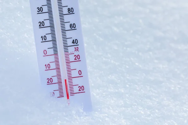 Termometr Skalą Celsjusza Fahrenheita Umieszczony Świeżym Śniegu Wskazuje Mroźną Zimową — Zdjęcie stockowe