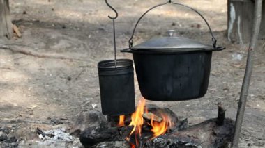 Çaydanlıkta yemek pişirmek ya da açık ateşte kazan pişirmek