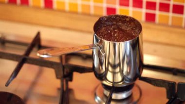 Türk usulü kahve demledikten sonra gaz sobasından merve çıkarmak.