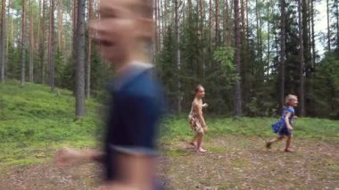 Dört küçük kız yaz ormanlarında koşuşturup yaz tatilinin tadını çıkarıyorlar.